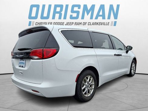 Used 2023 Chrysler Voyager LX image 6