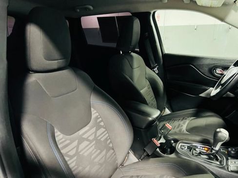 Used 2019 Jeep Cherokee Latitude AWD/4WD image 28