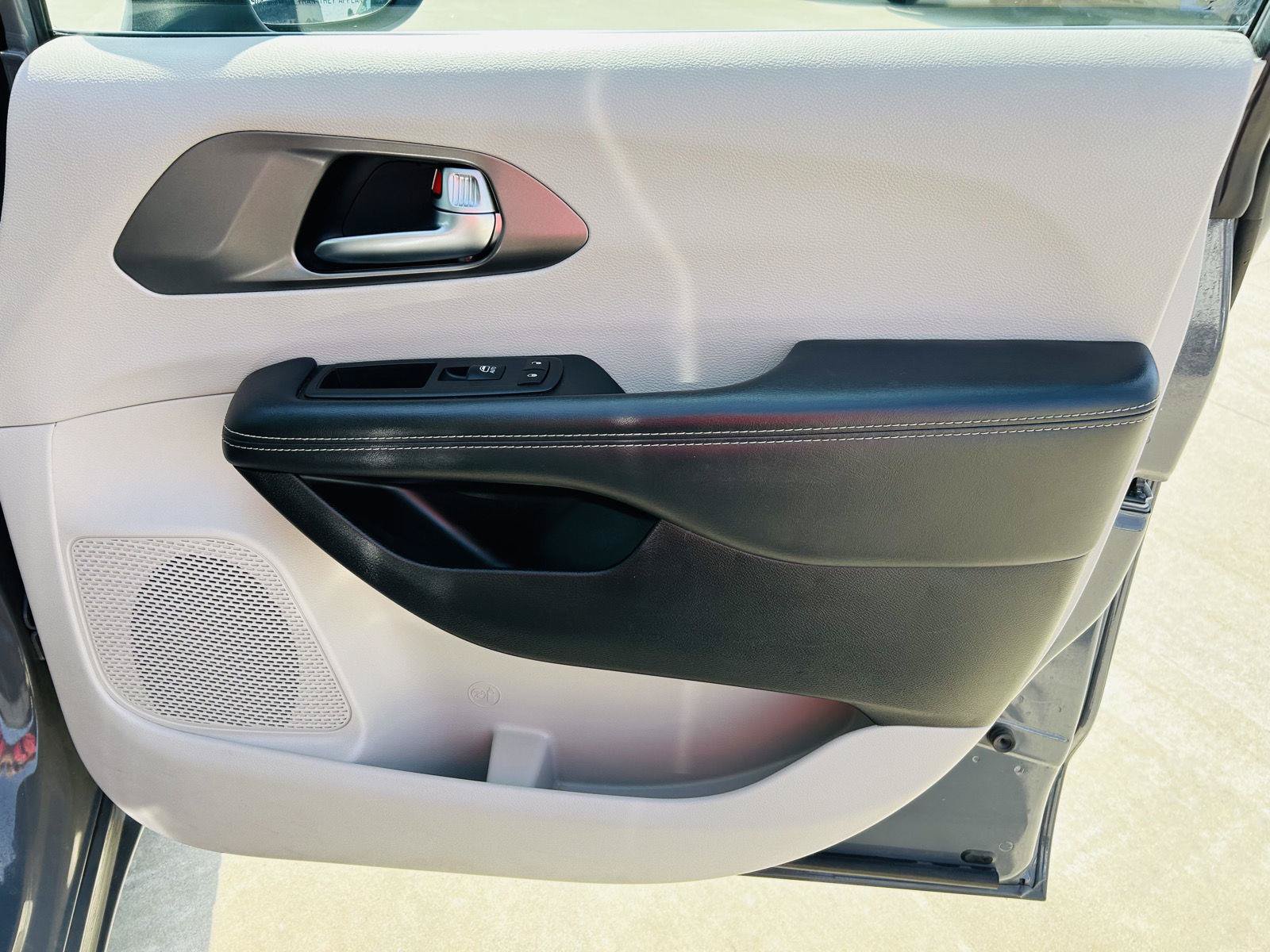 Used 2023 Chrysler Pacifica Touring-L FWD image 31
