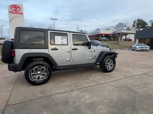 Used 2016 Jeep Wrangler Unlimited Rubicon w/ Connectivity Group image 7