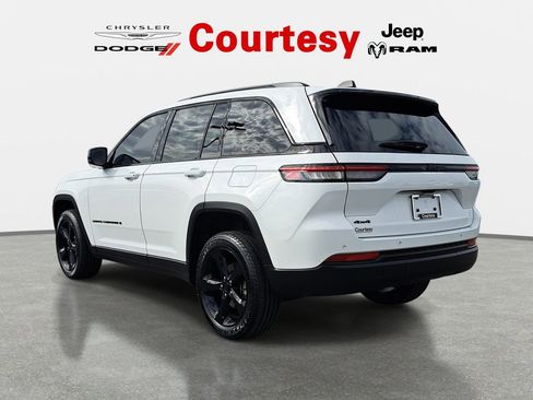 Used 2024 Jeep Grand Cherokee Altitude AWD/4WD image 7