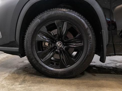 Used 2021 Toyota Highlander XLE AWD/4WD image 11