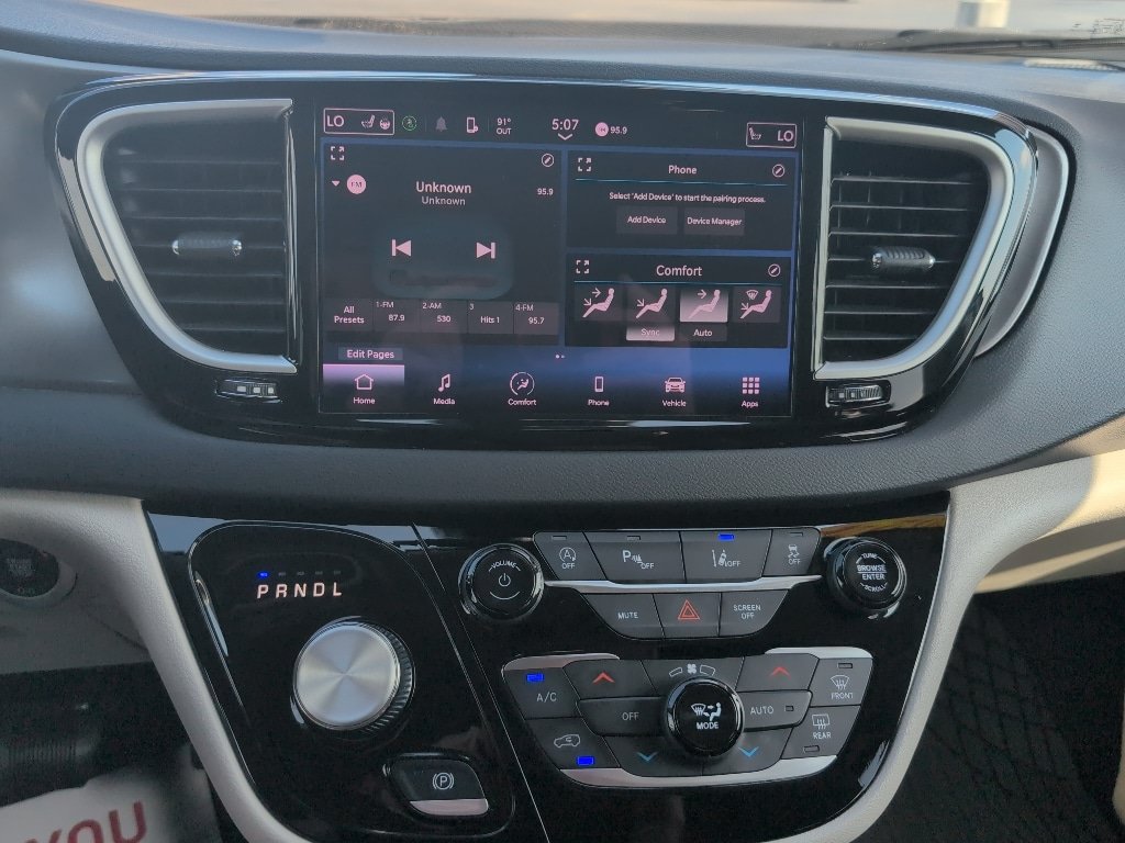 Used 2024 Chrysler Pacifica Touring-L FWD image 23
