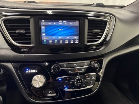 Used 2020 Chrysler Pacifica Touring w/ S Appearance Package FWD image 24