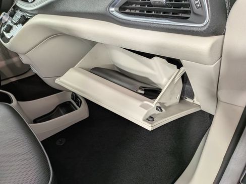 Used 2019 Chrysler Pacifica Limited FWD image 36