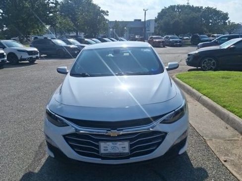 Used 2022 Chevrolet Malibu LT FWD image 2