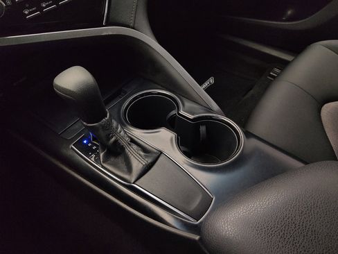 Used 2018 Toyota Camry LE image 26