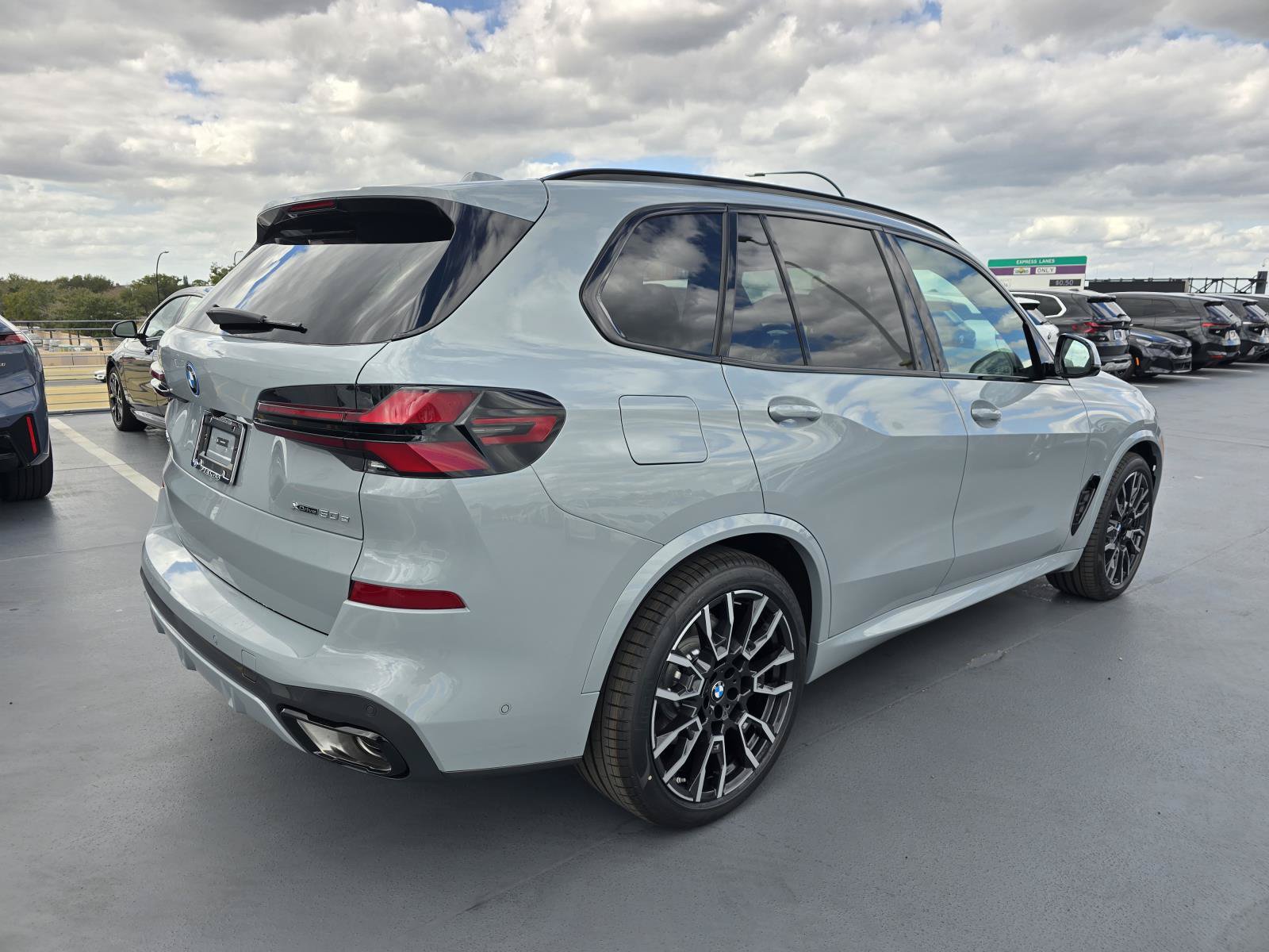 New 2026 BMW X5 xDrive50e w/ M Sport Package AWD/4WD image 2