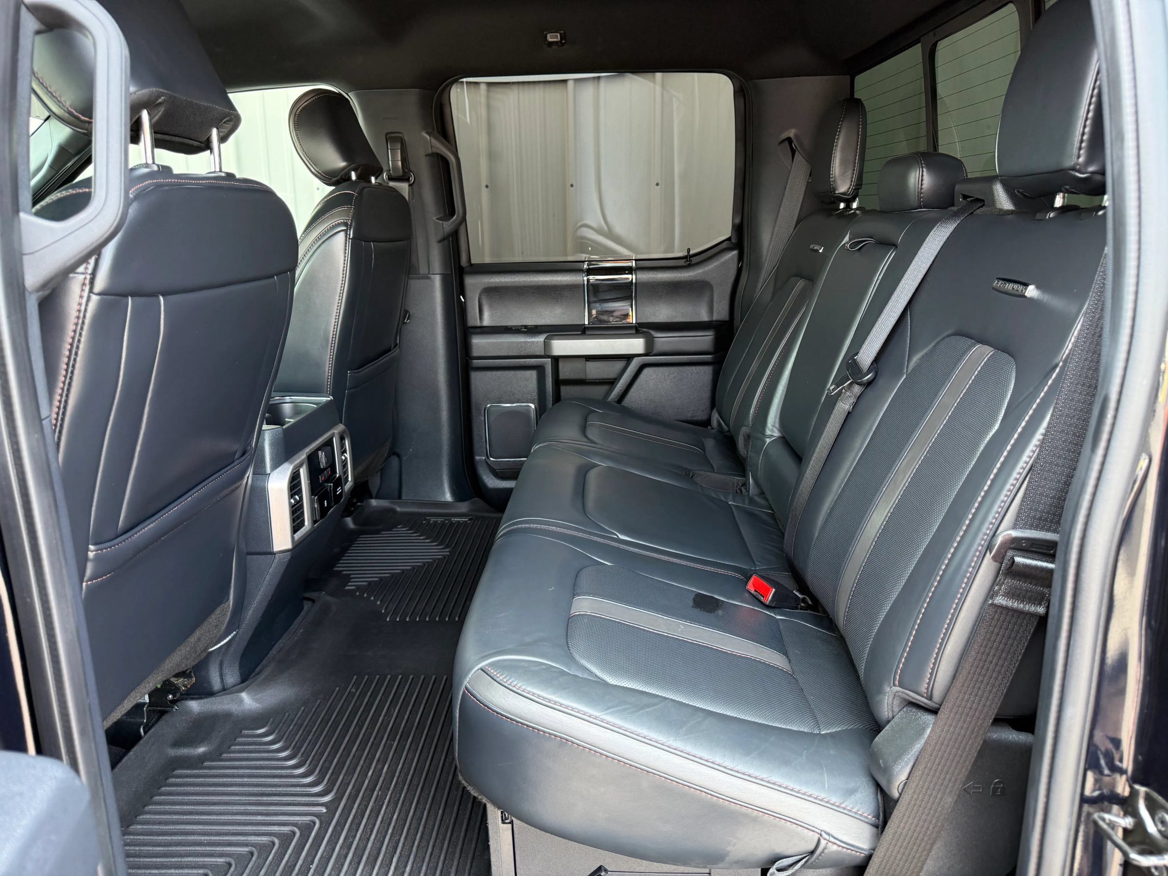 Used 2022 Ford F250 Platinum w/ FX4 Off-Road Package AWD/4WD image 31