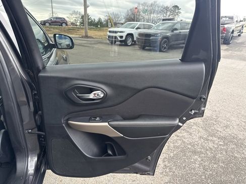 Used 2017 Jeep Cherokee Latitude w/ Safety/Convenience Group image 33