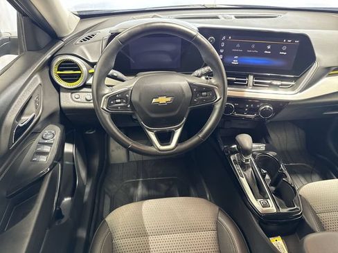 Certified 2025 Chevrolet Trax LT w/ LT Convenience Package FWD image 14