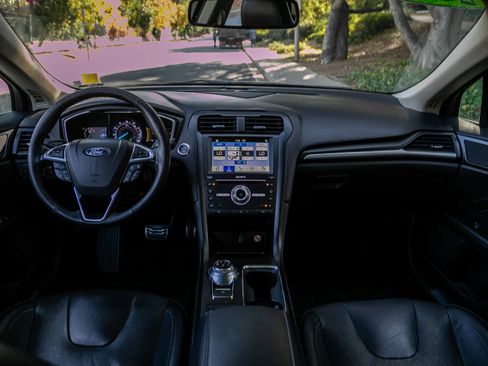 Used 2018 Ford Fusion Titanium image 22