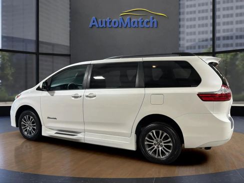 Used 2019 Toyota Sienna XLE w/ XLE Navigation Package FWD image 9