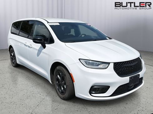 Used 2024 Chrysler Pacifica Limited FWD image 6