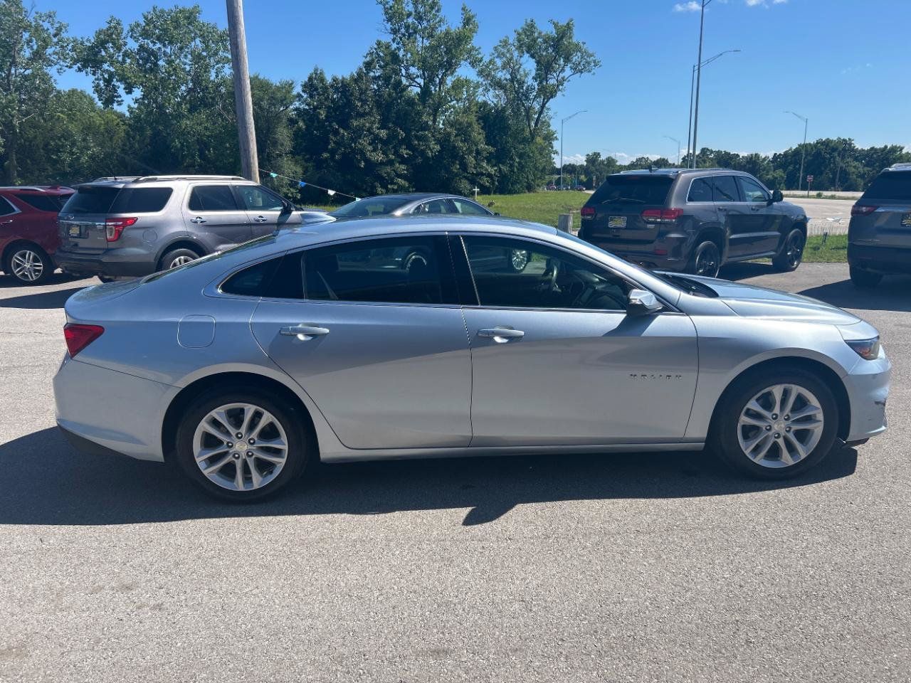 Used 2017 Chevrolet Malibu LT FWD image 4