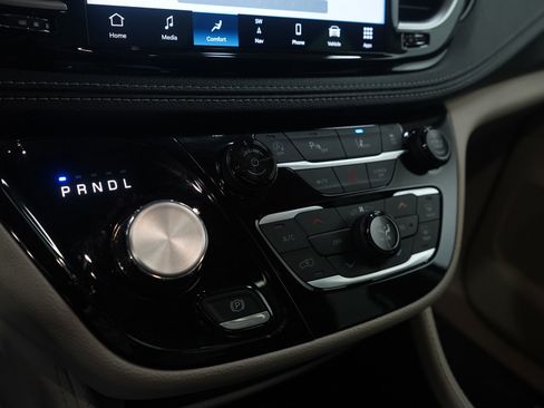 Used 2024 Chrysler Pacifica Limited image 21