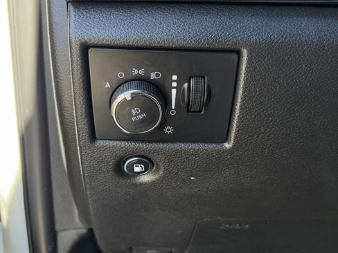 Used 2019 Jeep Grand Cherokee Altitude image 23