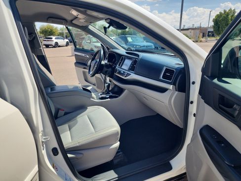 Used 2019 Toyota Highlander Plus AWD/4WD image 19