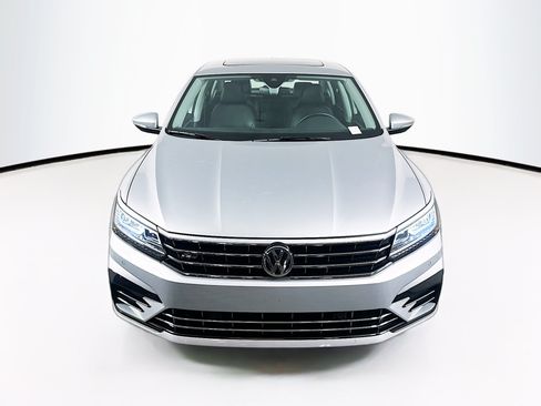 Used 2019 Volkswagen Passat 2.0T SE R-Line FWD image 2