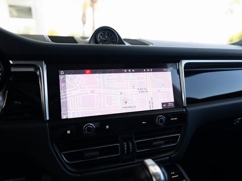 Certified 2023 Porsche Macan image 12