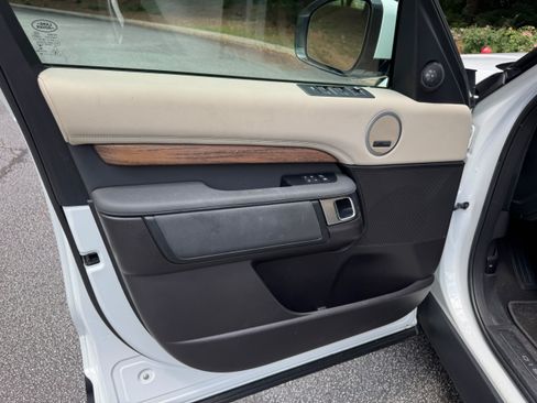 Used 2018 Land Rover Discovery HSE AWD/4WD image 28