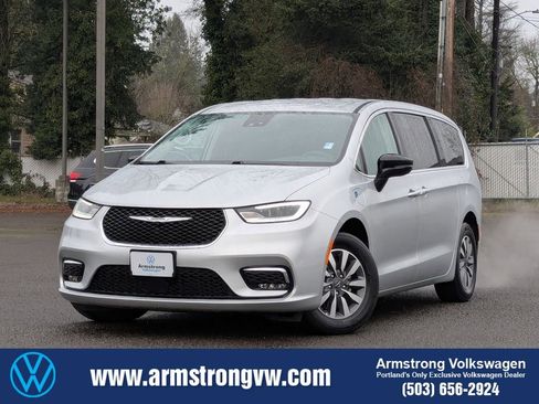 Used 2024 Chrysler Pacifica Select image 1