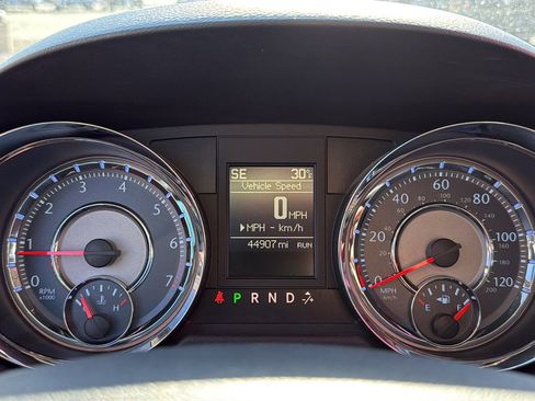 Used 2016 Chrysler Town & Country Touring-L w/ Driver Convenience Group image 12