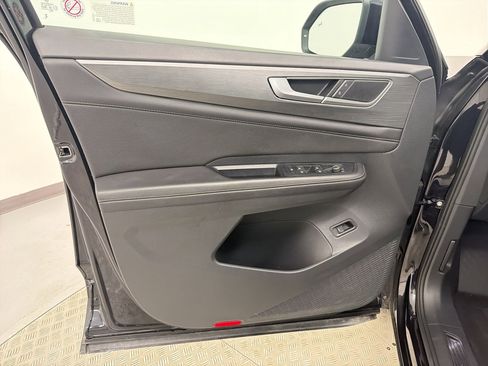 Used 2025 Volkswagen Atlas Cross Sport SE FWD image 12