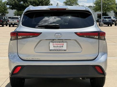 Used 2023 Toyota Highlander XLE FWD image 5