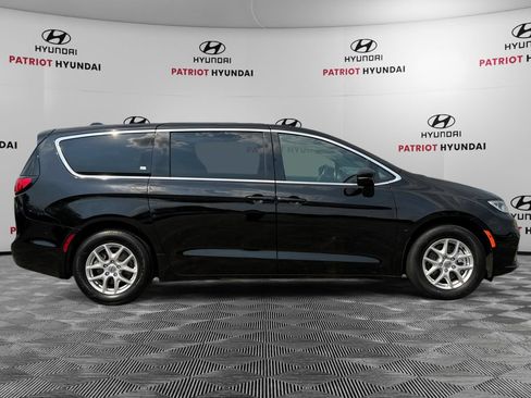 Used 2025 Chrysler Pacifica Select FWD image 2