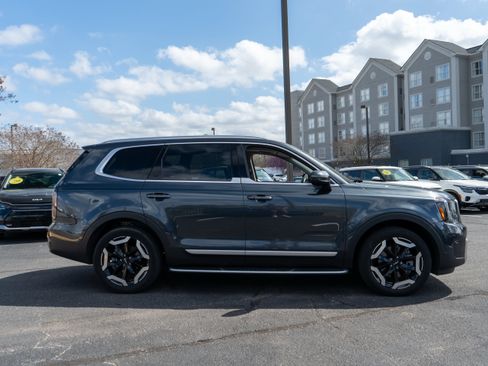 Used 2023 Kia Telluride EX w/ EX Captain's Chair Package image 10