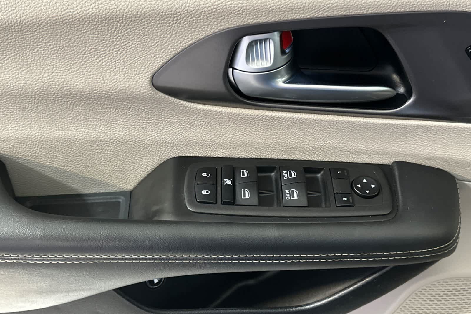Used 2023 Chrysler Pacifica Touring-L FWD image 15