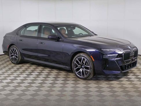 Used 2023 BMW 760i xDrive w/ Executive Package image 2