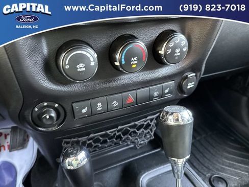 Used 2017 Jeep Wrangler Unlimited Sahara w/ Connectivity Group AWD/4WD image 29
