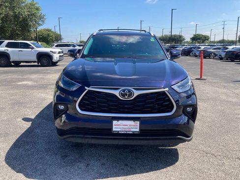 Certified 2025 Toyota Highlander XLE FWD image 2