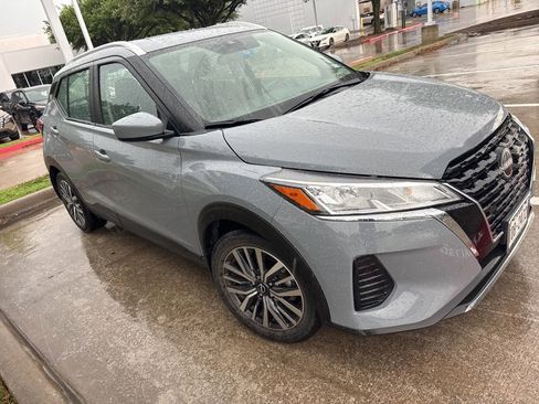Used 2023 Nissan Kicks SV image 2