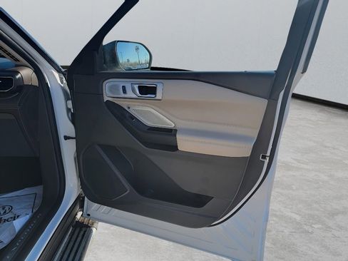 Used 2020 Ford Explorer Platinum w/ Premium Technology Package image 32