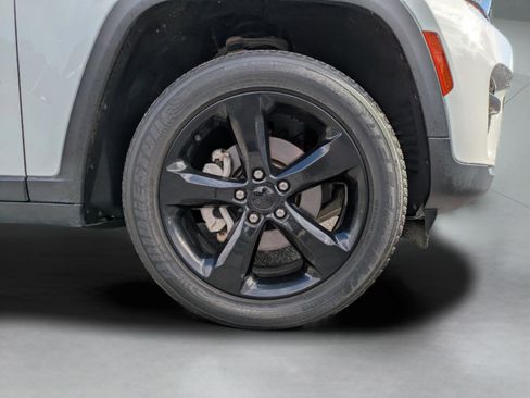 Used 2023 Jeep Grand Cherokee Altitude image 27