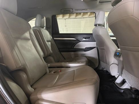 Used 2016 Toyota Highlander XLE AWD/4WD image 16