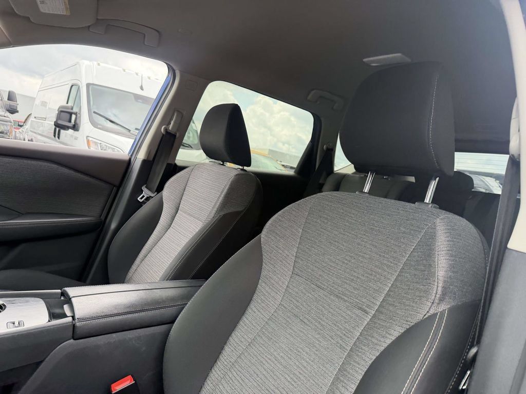 Used 2023 Nissan Rogue SV FWD image 17