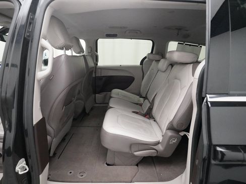 Used 2018 Chrysler Pacifica Touring-L w/ Tire & Wheel Group image 16