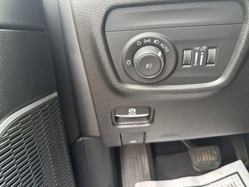 Used 2022 Jeep Grand Cherokee Limited image 11