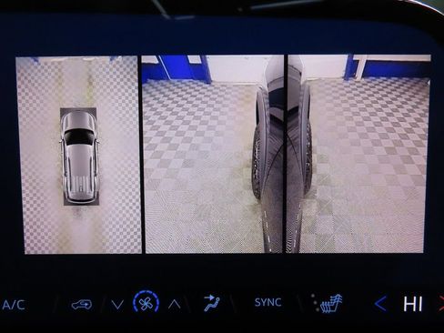 Used 2025 Chevrolet Traverse Z71 image 21