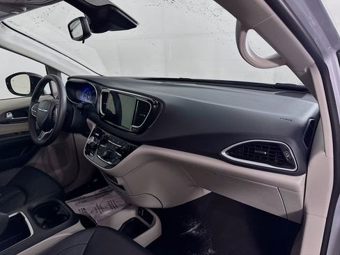 Certified 2024 Chrysler Pacifica Touring-L image 40