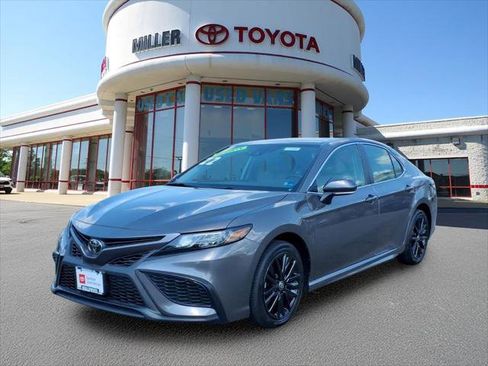 Certified 2022 Toyota Camry SE FWD image 1