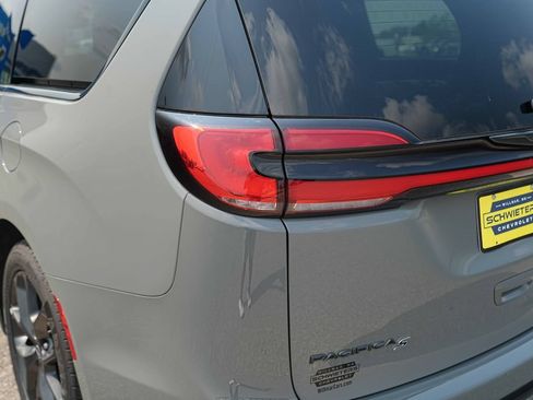 Used 2025 Chrysler Pacifica Limited FWD image 9