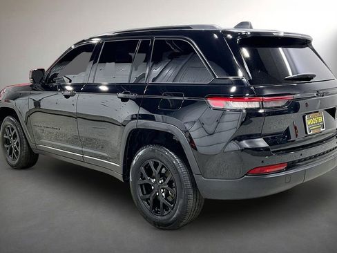 Used 2024 Jeep Grand Cherokee Altitude image 4