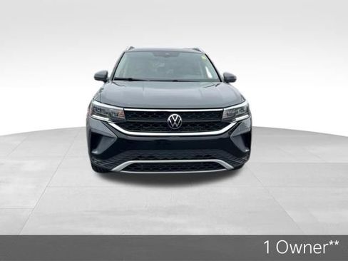 Used 2023 Volkswagen Taos SE w/ Panoramic Sunroof Package AWD/4WD image 2