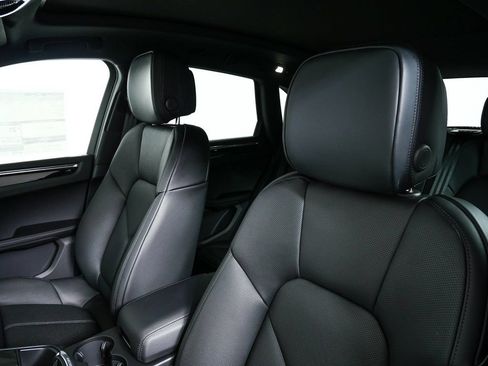 Certified 2026 Porsche Macan AWD/4WD image 5