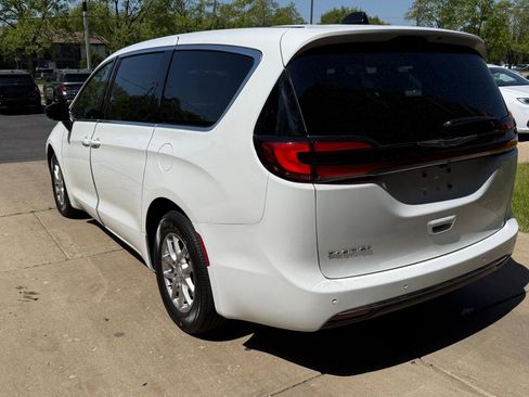 Used 2026 Chrysler Pacifica Select FWD image 5